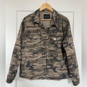 Sanctuary Camo Utility Jacket Size Small – Raw Hem – Stretch Cotton Blend – EUC